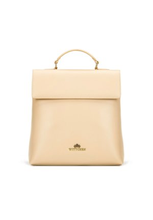 Mochila de cuero beige con un diseño estructurado, herrajes dorados en contraste, asa superior y cierre con solapa. Logo grabado en la base.