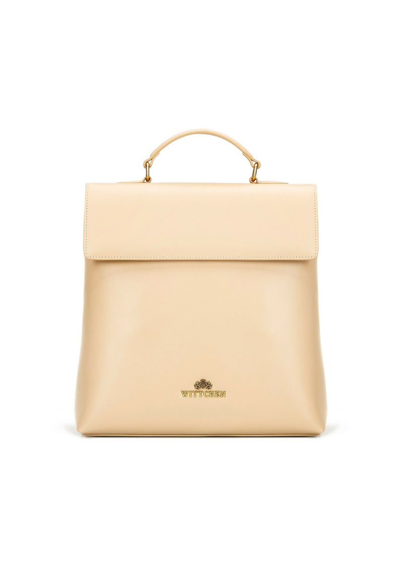 Beżowy skórzany plecak o strukturalnym designie, kontrastujące złote okucia, uchwyt u góry oraz zapięcie na klapkę. Logo wytłoczone na dole.