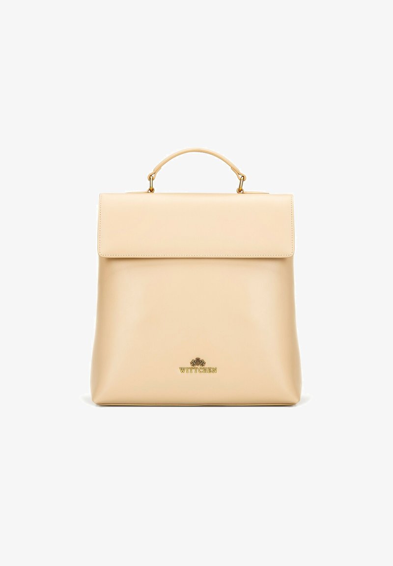 Beżowy skórzany plecak o strukturalnym designie, kontrastujące złote okucia, uchwyt u góry oraz zapięcie na klapkę. Logo wytłoczone na dole.