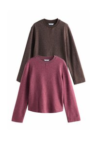 Dwie długie bluzy z długim rękawem ułożone jedna na drugiej. Jedna jest burgundowa o miękkiej fakturze; druga jest ciemnobrązowa, z prążkowanym dekoltem i detalami szwów.