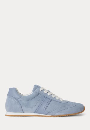 Baskets en daim bleu clair avec lacets blancs et semelle en gomme, vues de profil sur fond blanc.