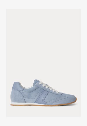 Baskets en daim bleu clair avec lacets blancs et semelle en gomme, vues de profil sur fond blanc.