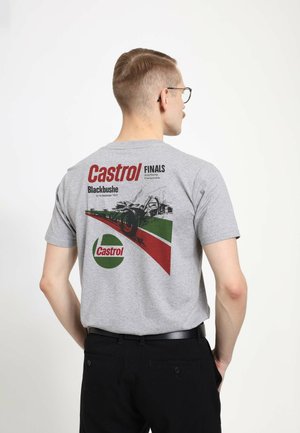 Szara bawełniana koszulka z nadrukiem graficznym na plecach, zawierającym czerwone i zielone akcenty, tekst oraz sylwetkę pojazdu wyścigowego.