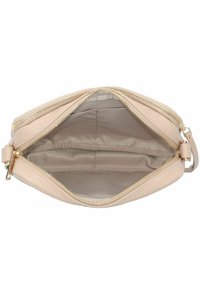 Clutch bag in pelle beige chiaro con chiusura a zip, dotato di un ampio interno e due scomparti. Zipper e dettagli in tonalità oro.