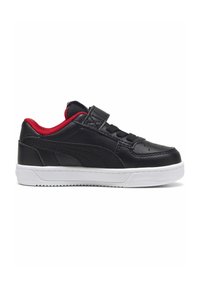Zapatillas de cuero negro con acentos rojos, que presentan una correa y cordones, una suela de goma blanca y detalles perforados en la puntera.