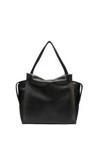 Czarna skórzana torba tote o zarysowanej strukturze, z gładkimi i teksturowanymi panelami, podwójnymi uchwytami u góry oraz dyskretnym logo z przodu.