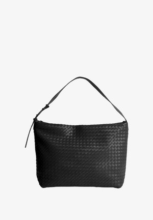 Bolso de hombro de cuero trenzado negro con forma plana, correa ajustable y textura suave. Cuenta con un cierre de cremallera en la parte superior.