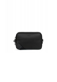 Borsa a tracolla nera in pelle con finitura testurizzata, chiusura con zip e tracolla regolabile. Presenta un design minimalista e un branding sottile.