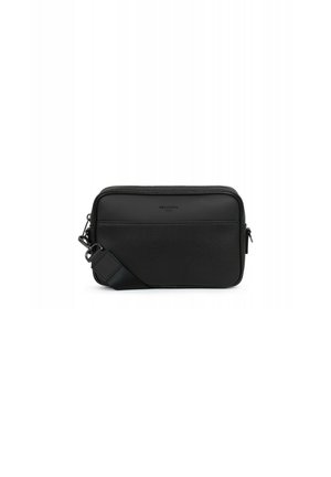 Borsa a tracolla nera in pelle con finitura testurizzata, chiusura con zip e tracolla regolabile. Presenta un design minimalista e un branding sottile.