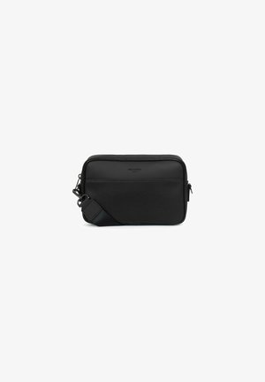 Schwarze Leder-Crossbody-Tasche mit strukturiertem Finish, Reißverschluss und verstellbarem Trageriemen. Bietet ein minimalistisches Design und dezente Markenkennzeichnung.