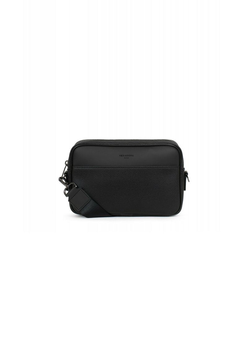 Borsa a tracolla nera in pelle con finitura testurizzata, chiusura con zip e tracolla regolabile. Presenta un design minimalista e un branding sottile.
