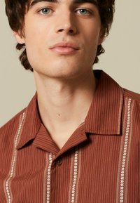 Next TEXTURED STRIPE SHORT SLEEVE WITH CUBAN COLLAR  - REGULAR FIT - Skjorter - brown