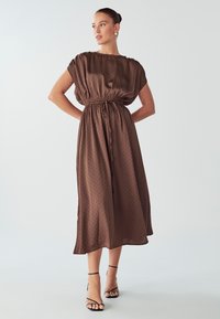 WILLA CAROL MIDI - Freizeitkleid - tan based dot