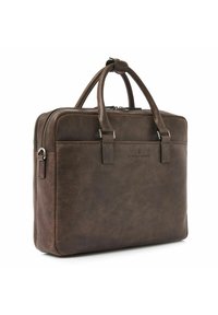 Mallette en cuir marron avec double poignée, poche avant et détails de fermeture éclair argentée, placée légèrement inclinée sur un fond blanc.