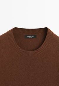 Hnědý pletený svetr s žebrovaným kulatým výstřihem, s jemnou texturou a jemnými šicími detaily. Štítek nese nápis "Massimo Dutti, Made in China."