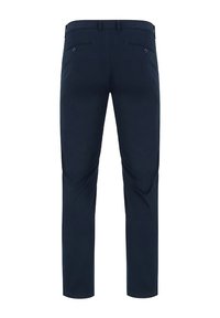 Granatowe spodnie wykonane z gładkiego, tkane materiału. Oferują dwie tylne kieszenie z zapięciami na guziki oraz standardowy pas. Prosta nogawka.