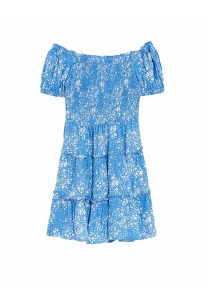 Niebieska sukienka odsłaniająca ramiona z białym kwiatowym wzorem, z marszczonym gorsetem, bufkami na rękawach i falbanami na spódnicy.