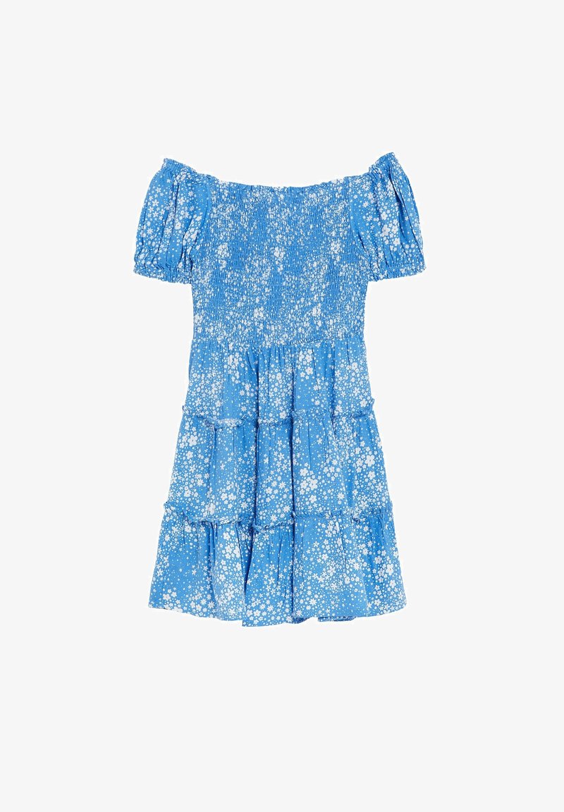 Robe bleue épaules dénudées avec motif floral blanc, corsage froncé, manches bouffantes et jupe à volants à étages.