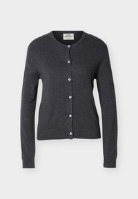 Σκούρο γκρι, μακρυμάνικη ζακέτα με κουμπιά, στρογγυλή λαιμόκοψη, εφαρμοστά μανσέτες και μικρή λευκή ετικέτα στο εσωτερικό του γιακά.