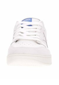 Sneaker bianco con tomaia in pelle liscia e suede, punta rotonda, linguetta imbottita e lacci bianchi. Presenta un'etichetta blu con il marchio sulla parte superiore.