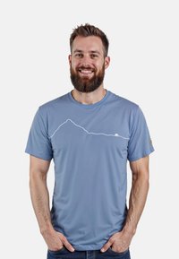 Helles blaues T-Shirt mit kurzen Ärmeln aus weichem Material, das ein weißes Design einer Bergkontur auf der Brust und ein Logo-Highlight am Ärmel aufweist.