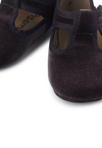 Scarpe Mary Jane in velluto scuro, con punta arrotondata e dettagli con ritagli ai lati, caratterizzate da un bordo cucito e una fodera interna morbida.