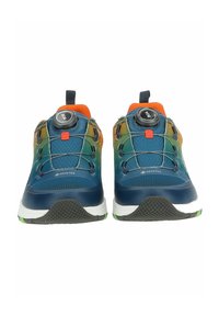 GORE-TEX Sportschuhe in Blau mit grünen und orangefarbenen Akzenten. Sie verfügen über ein elegantes Design, eine strukturierte Oberseite und ein BOA-Schnürsystem.