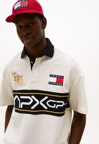 Tommy Hilfiger F1 MOVIE RACE DAY GRAPHIC POLO - Polo krekls - ivory/black