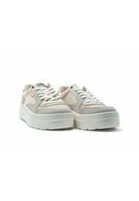 Sneakers con suola in gomma bianca, upper in suede e tela beige e grigia, caratterizzati da texture contrastanti, lacci tondi e un'etichetta con logo.