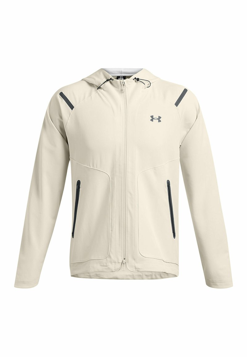 Veste beige clair avec capuche, fermeture éclair, deux poches latérales, accents gris foncé contrastants et logo Under Armour sur la poitrine.