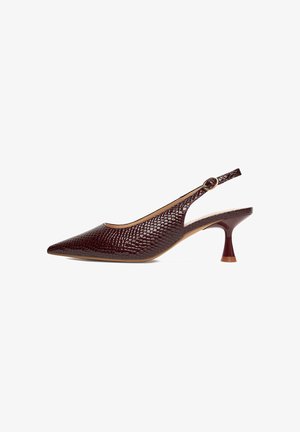 Zapato slingback de punta afilada en burdeos profundo con textura grabada. Presenta una correa estrecha y un tacón esculpido, combinando elegancia y diseño moderno.