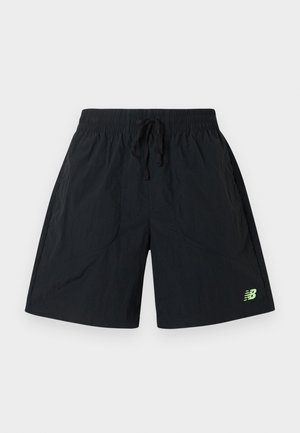 Czarne sportowe szorty z elastycznym pasem i sznurkiem, z małym zielonym logo New Balance na dolnej lewej nogawce.