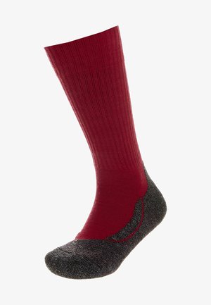 Rote gerippte Socke mit einer dunkelgrauen gepolsterten Sohle; entworfen für Komfort mit verstärktem Zehenbereich und glattem Material für eine enganliegende Passform.