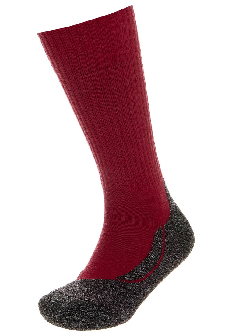 Calcetín rojo de canalé con una suela acolchada de color gris oscuro; diseñado para la comodidad con una puntera reforzada y una textura suave para un ajuste ceñido.
