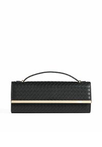 Crna pletena kožna clutch torbica s vitkom, strukturiranom ručkom i horizontalnim zlatnim metalnim naglaskom na prednjem preklopu.