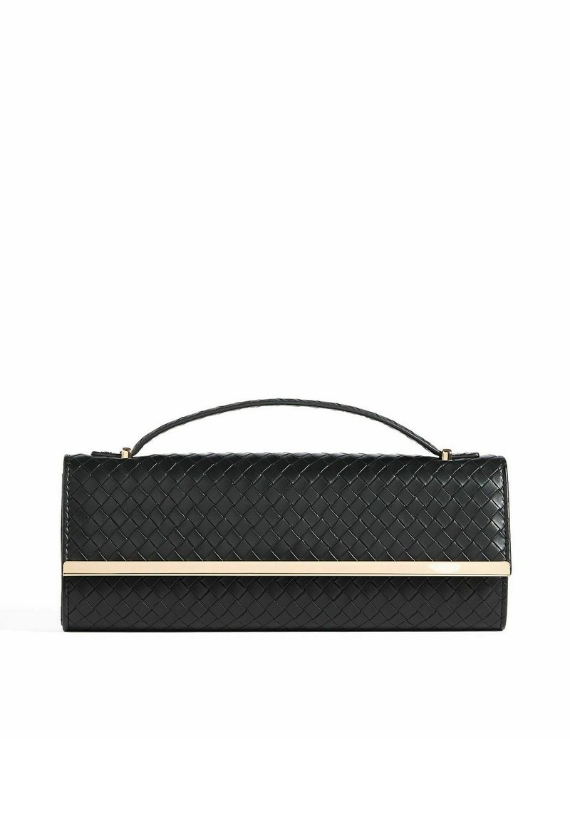 Crna pletena kožna clutch torbica s vitkom, strukturiranom ručkom i horizontalnim zlatnim metalnim naglaskom na prednjem preklopu.