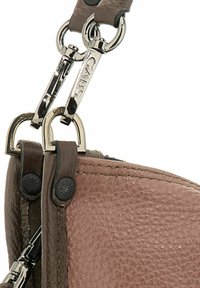 Borsa in pelle marrone con una finitura testurizzata, hardware in argento e cuciture dettagliate. Include una tracolla rimovibile e bottoni a pressione.