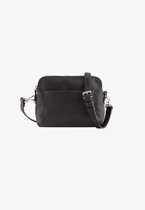 Borsa compatta a tracolla in pelle nera con tracolla regolabile, fibbia color argento e tasca frontale su sfondo bianco.