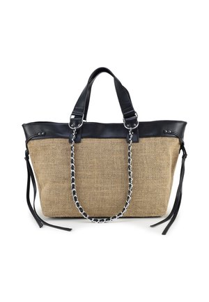 Grote beige geweven shopper met zwarte leren afwerking, dubbele handvatten en een zilveren kettingdetail op een witte achtergrond.