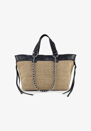 Grote beige geweven shopper met zwarte leren afwerking, dubbele handvatten en een zilveren kettingdetail op een witte achtergrond.