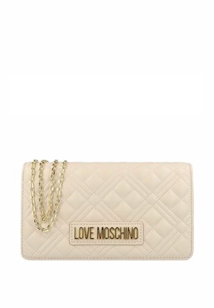 Pochette matelassée beige Love Moschino avec bandoulière chaîne dorée et plaque logo dorée à l'avant.