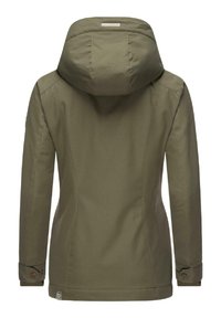 Giacca impermeabile verde oliva con cappuccio, dal design aderente, polsini con bottoni e dettagli cuciti. Tessuto testurizzato con una finitura liscia.
