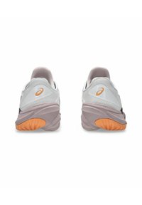 Scarpe sportive bianche con tomaia in rete testurizzata, dettagli viola e arancioni, e suola ammortizzata. Presenta un tallone arrotondato con dettagli del logo.