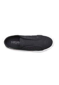 Schwarze Slip-On-Schuh aus Leinen mit weißer Gummisohle, mit schwarzen Ösen und einem glatten, flachen Design. Das Innere zeigt das Markenlogo.