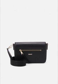 Svart skulderveske i teksturert syntetisk materiale, med gullglidelås, frontlomme og justerbar stropp med logo.