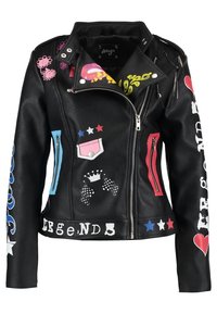Svart läderbikerjacka med färgglada lappar, dragkedjor, kedjor och text som säger "LEGENDS" och "LEGEND" på ärmarna och nederkanten.