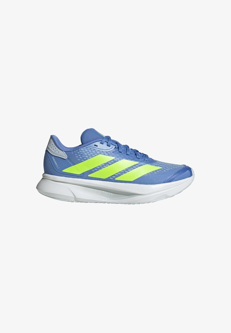 Blauwe hardloopschoenen met mesh-stof, neon groene accenten en een lichte witte zool. Heeft een textuurdesign voor ademend vermogen.