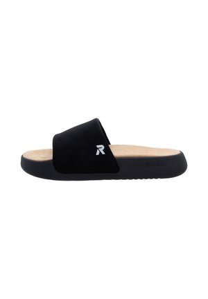 Sandale slide noire avec un dessus doux et texturé, un semelle intérieure lisse et une semelle en caoutchouc durable ; présente un logo sur la sangle.