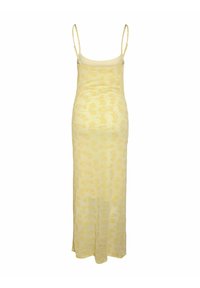 Longue robe nuisette jaune avec fines bretelles réglables et motif floral subtil, silhouette ajustée s'étendant jusqu'aux chevilles.