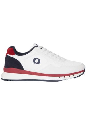 Zapatilla deportiva blanca con malla y superposición sintética, detalles en azul marino, contrafuerte rojo y suela de goma con patrón. Presenta un diseño de cordones.
